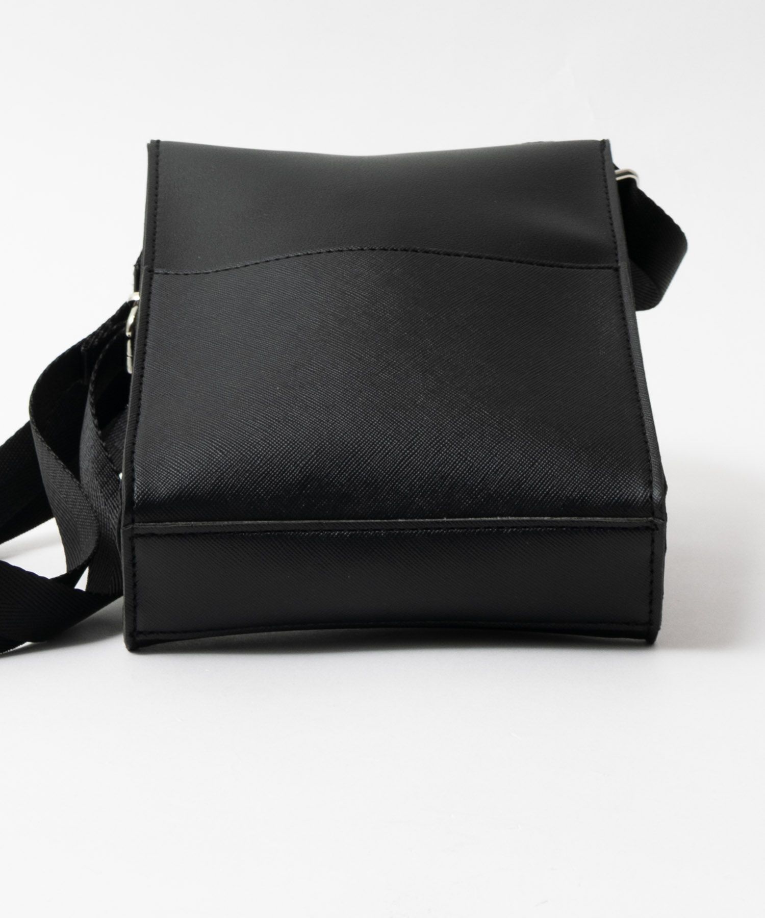 URBAN COLLECTION ボックス型フラップショルダーバッグ