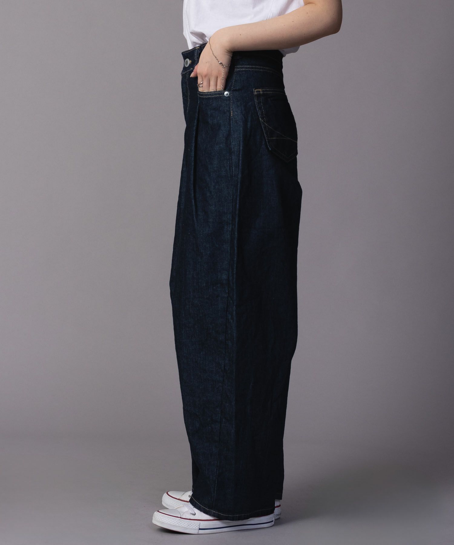 SOMETHING HANA タックカーブデニムパンツ レディース