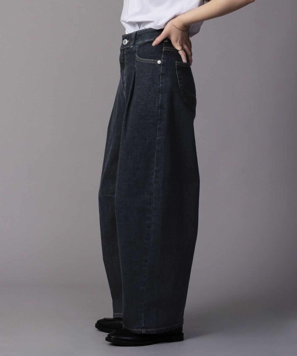 SOMETHING HANA タックカーブデニムパンツ レディース