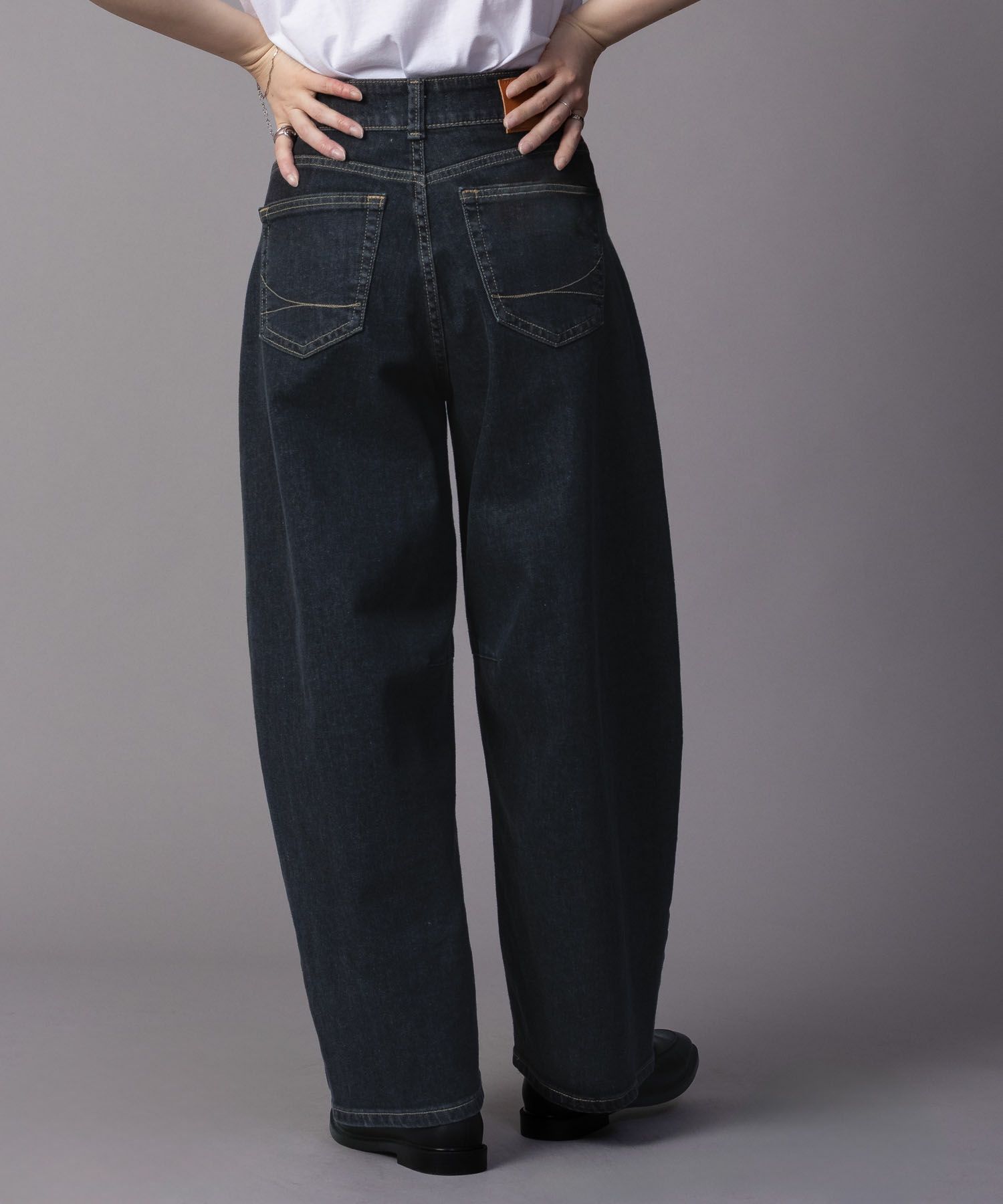 SOMETHING HANA タックカーブデニムパンツ レディース