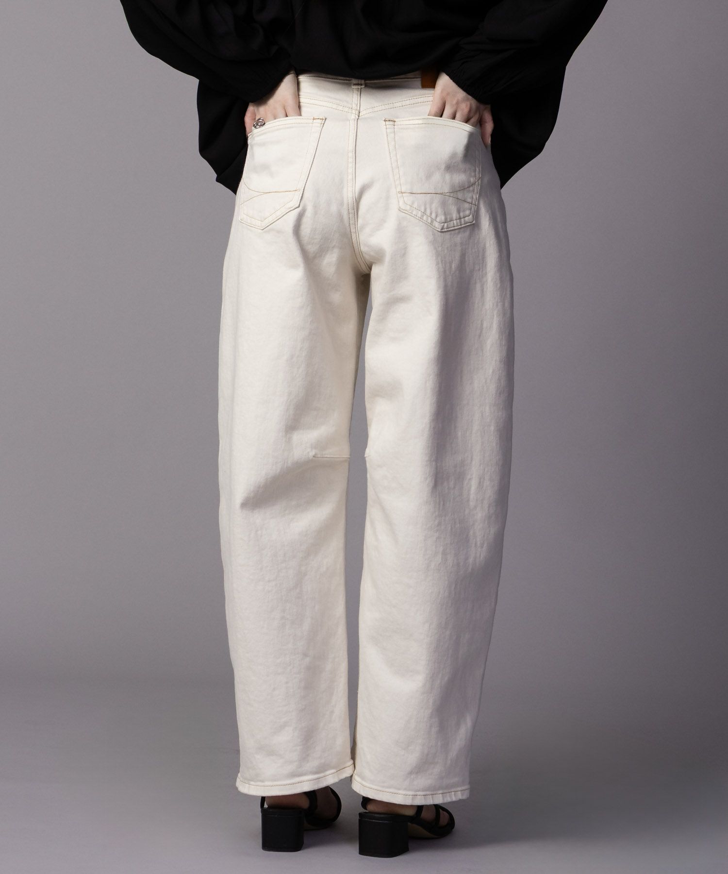 SOMETHING HANAタックカーブデニムパンツ レディース