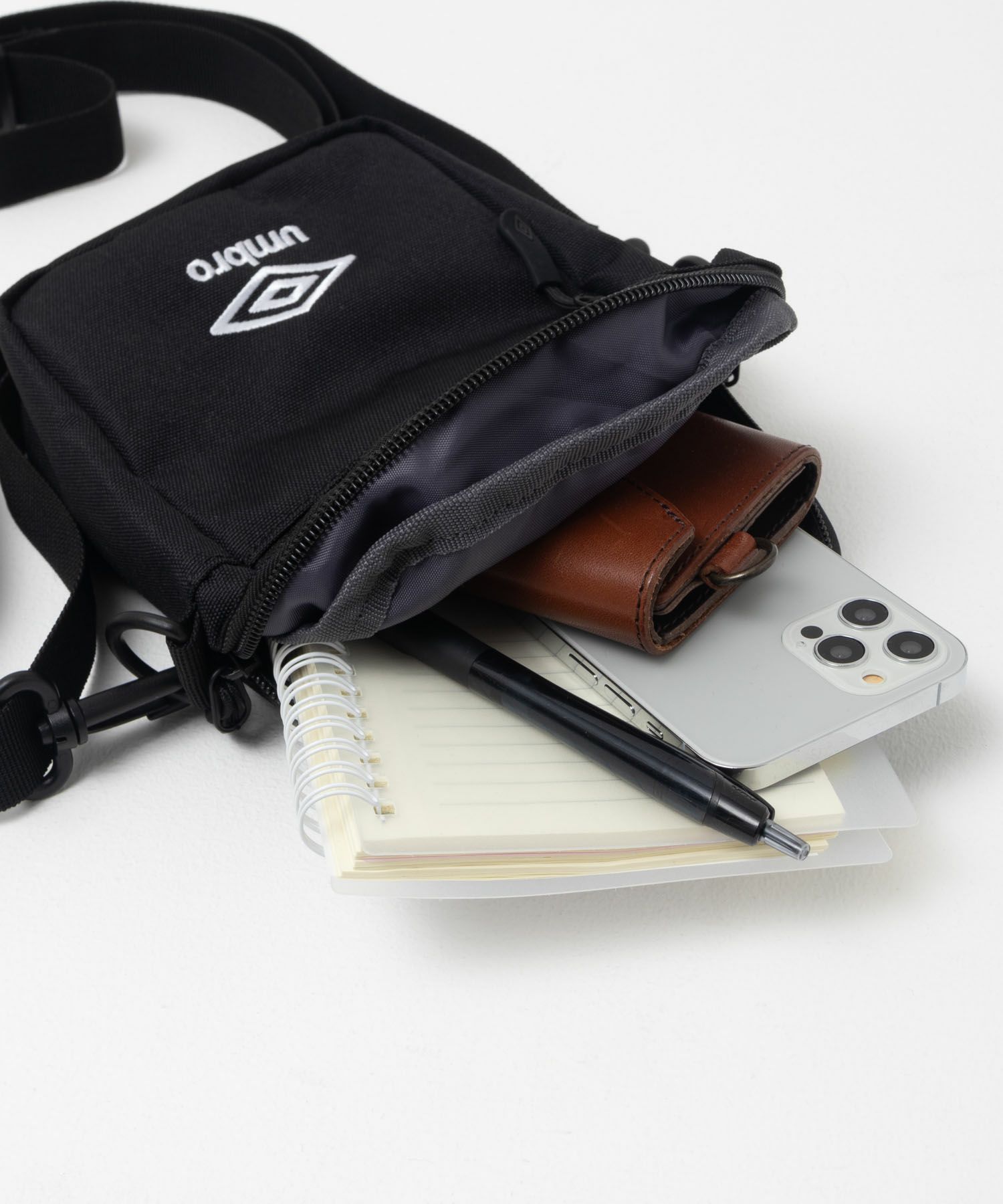 umbro ミニショルダーバッグ メンズ