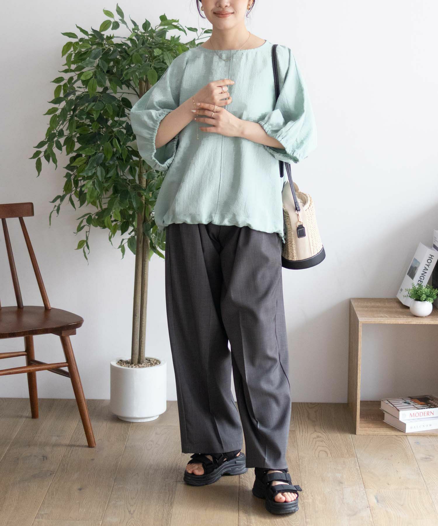 nAvy  裾サイドシャーリングブラウス レディース商品画像-9