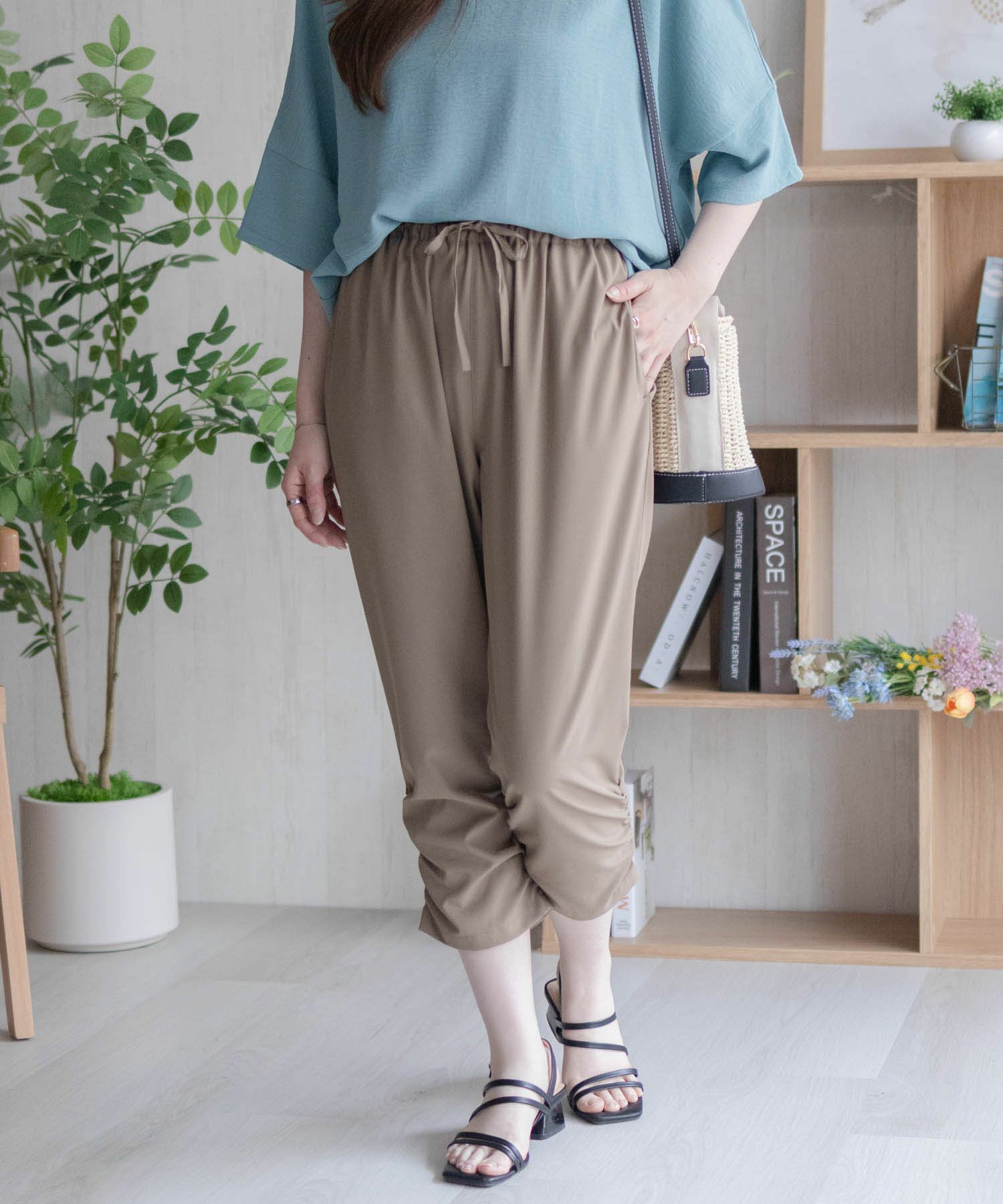 nAvy SARARI 裾シャーリング7分丈パンツ レディース