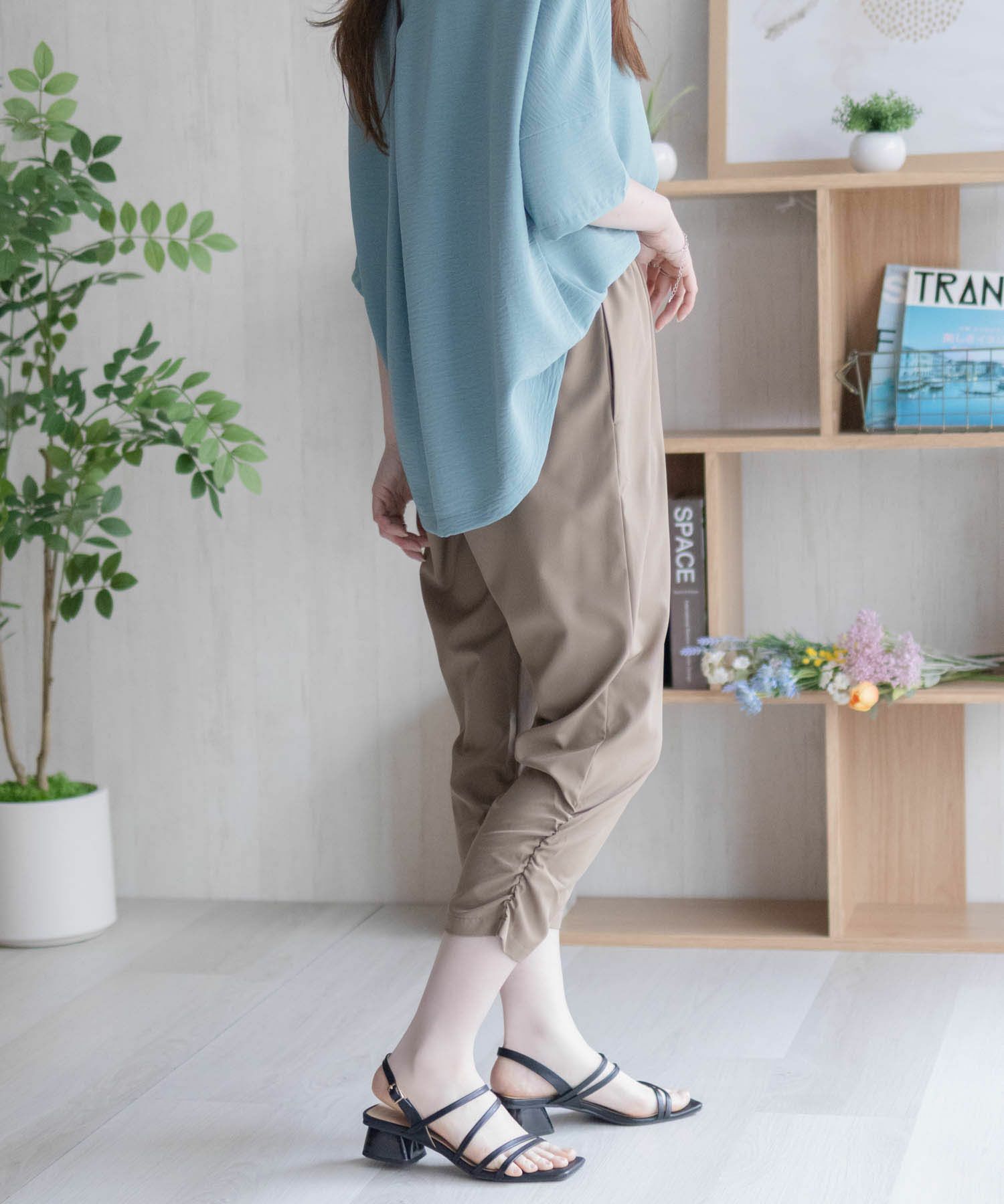 nAvy SARARI 裾シャーリング7分丈パンツ レディース