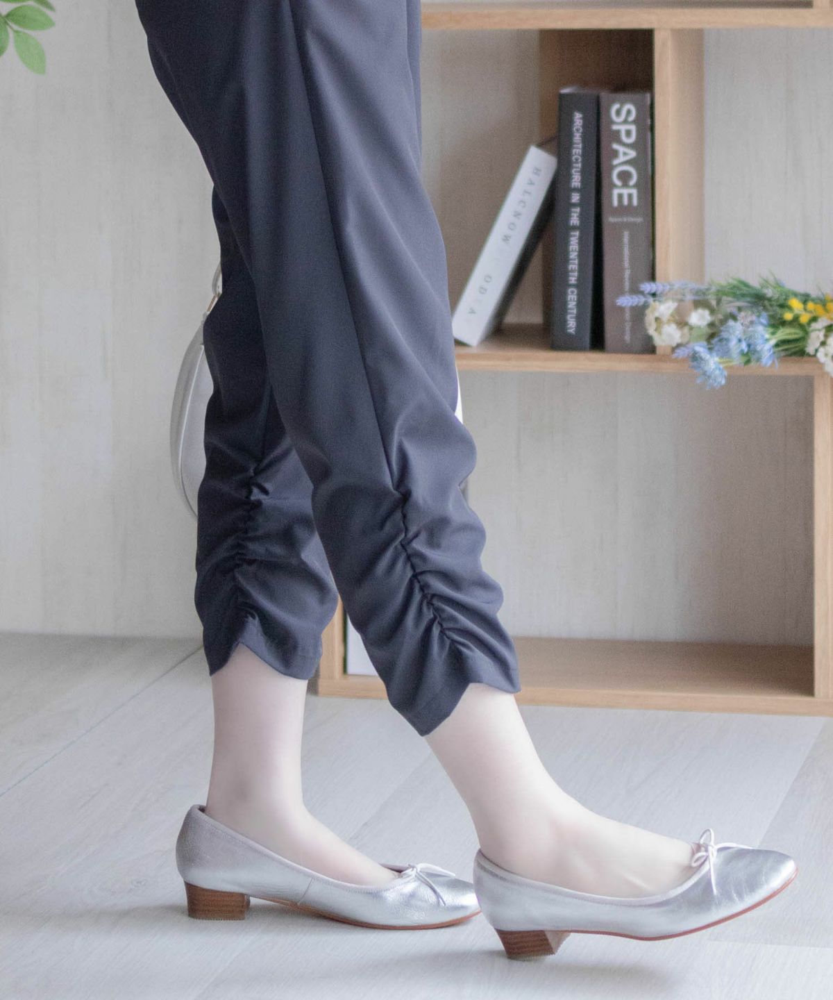 nAvy SARARI 裾シャーリング7分丈パンツ レディース