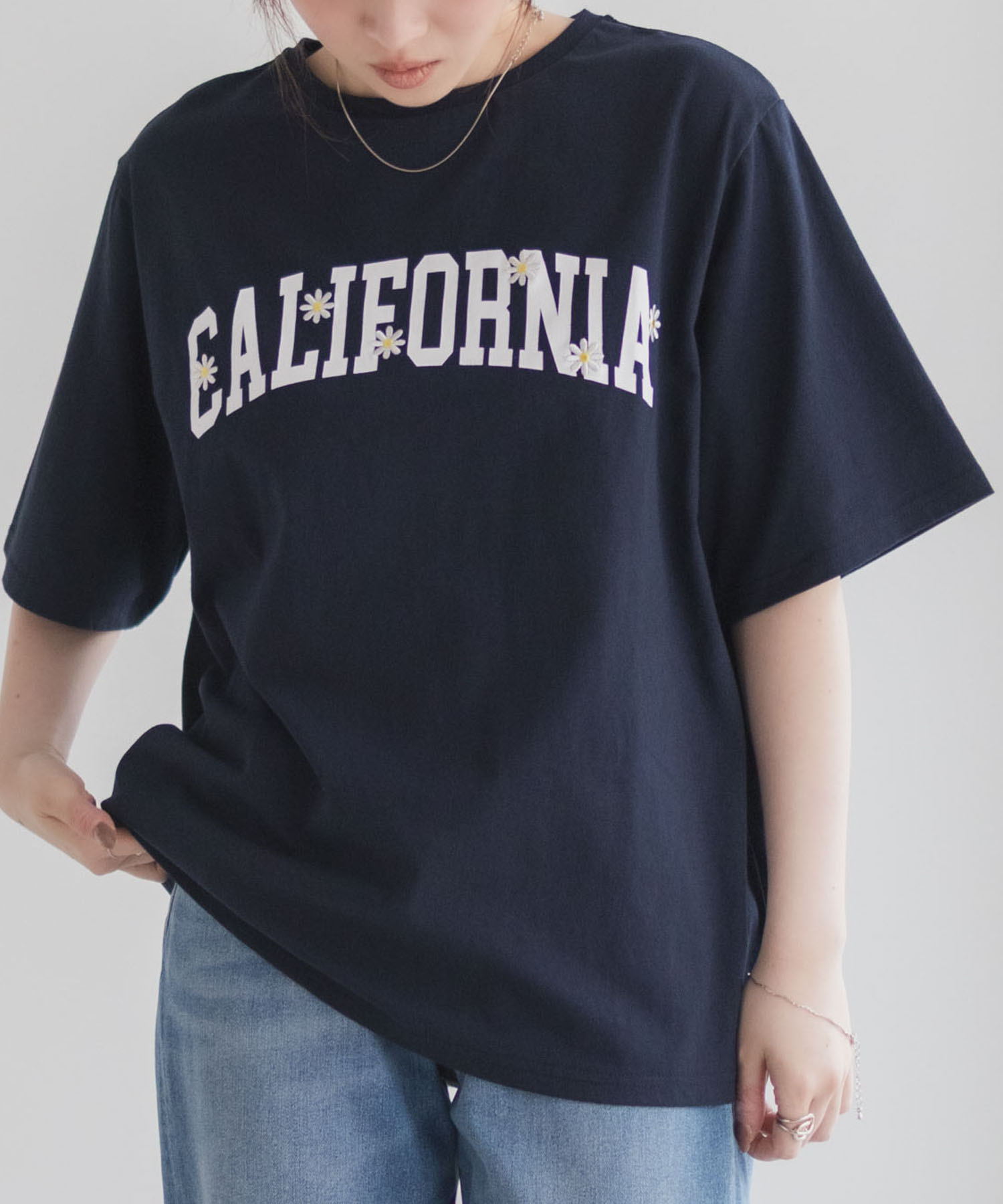 フラワー刺繍カレッジTシャツ レディース メール便 対応商品商品画像-2