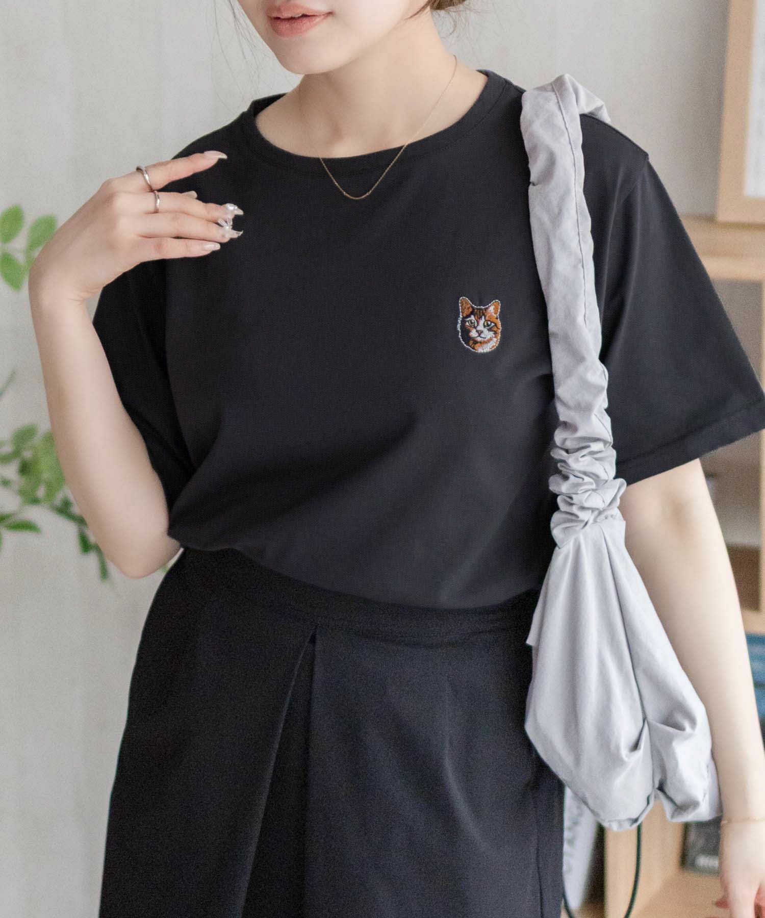 nAvy  ネコ刺繍Tシャツ レディース メール便 対応商品商品サムネイル-1