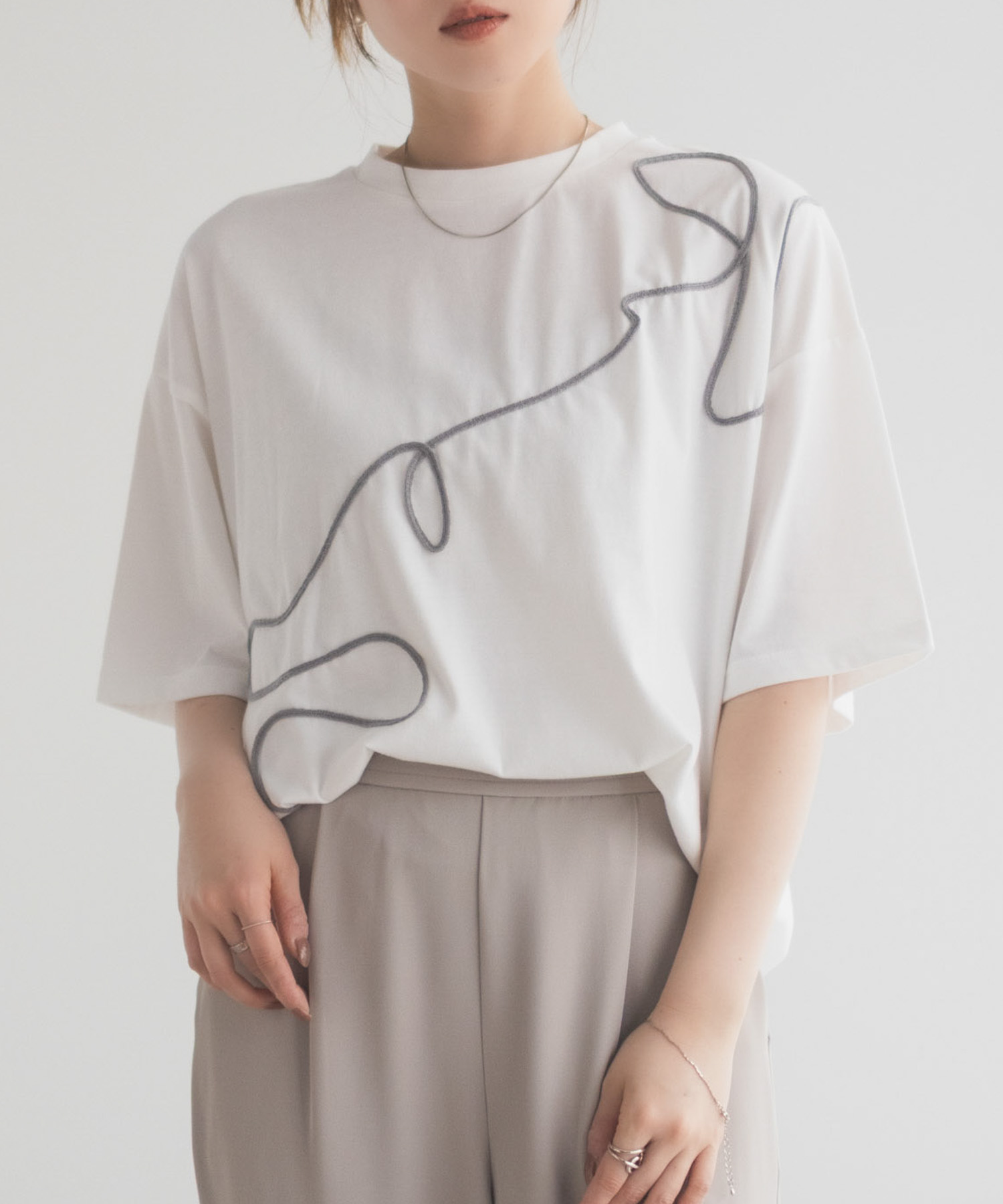 HusHusH コード刺繍Tシャツ レディース メール便 対応商品商品サムネイル-2