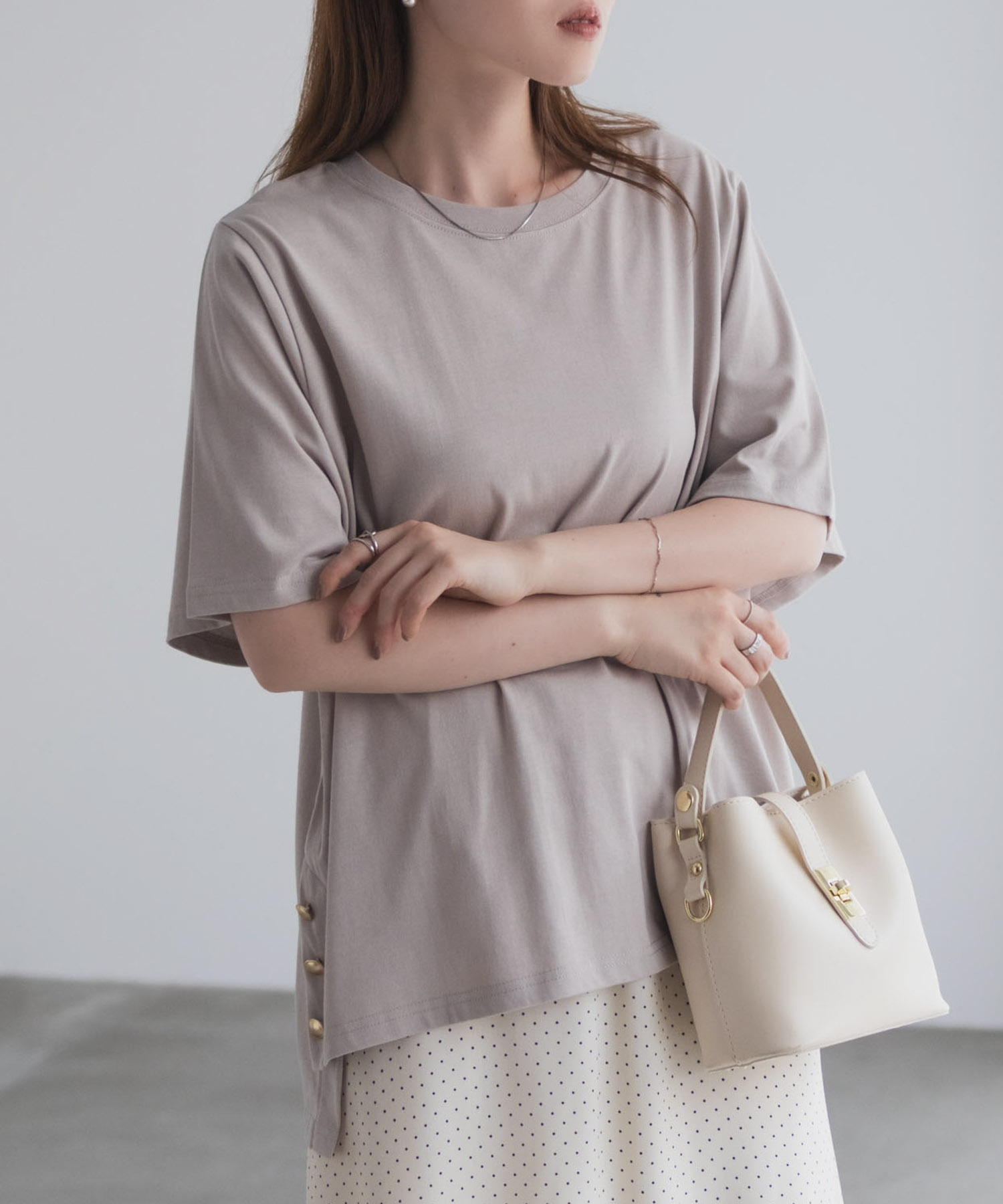 nAvy  裾ボタンオーバーTシャツ レディース メール便 対応商品商品画像-3