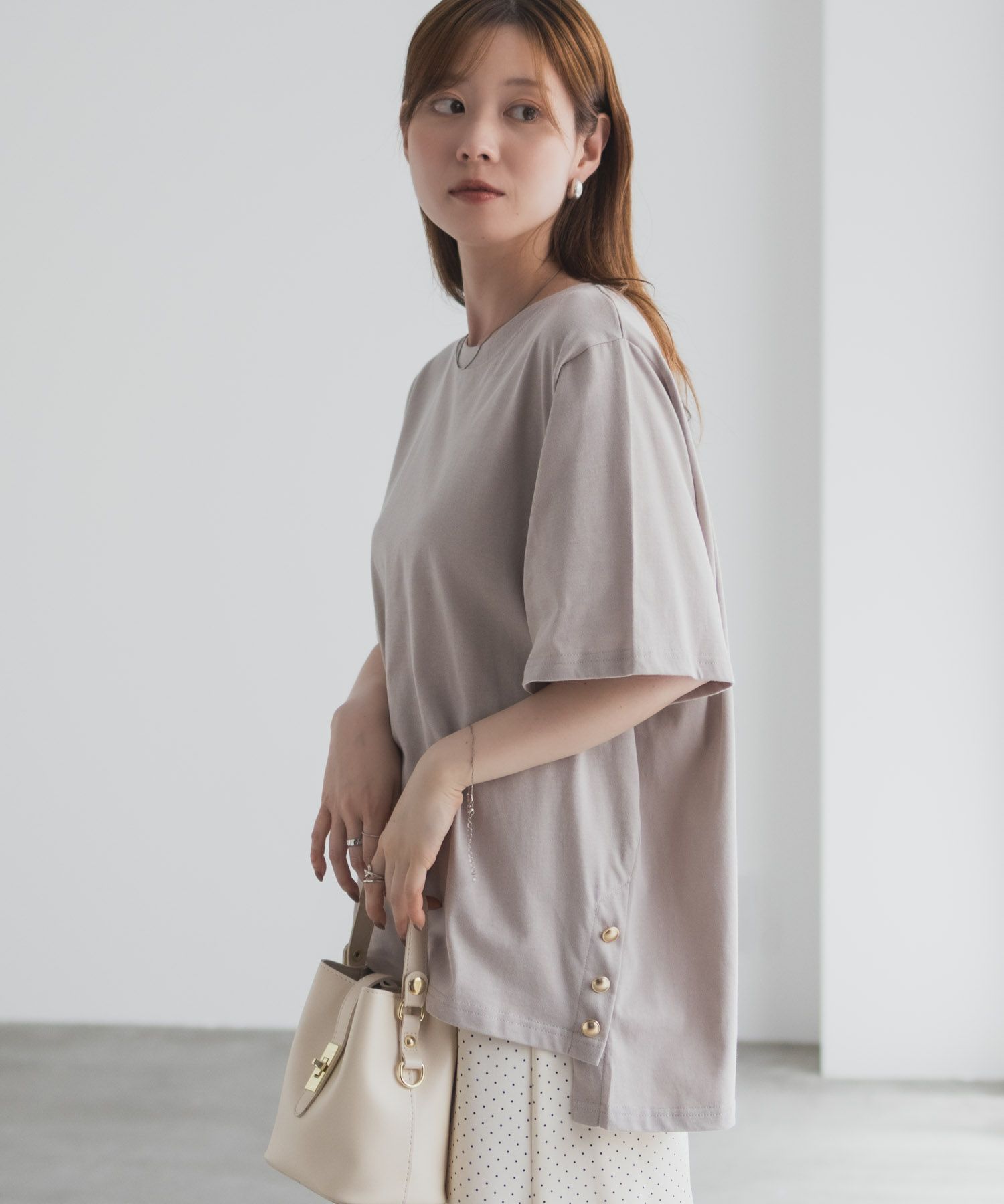 nAvy  裾ボタンオーバーTシャツ レディース メール便 対応商品商品画像-16