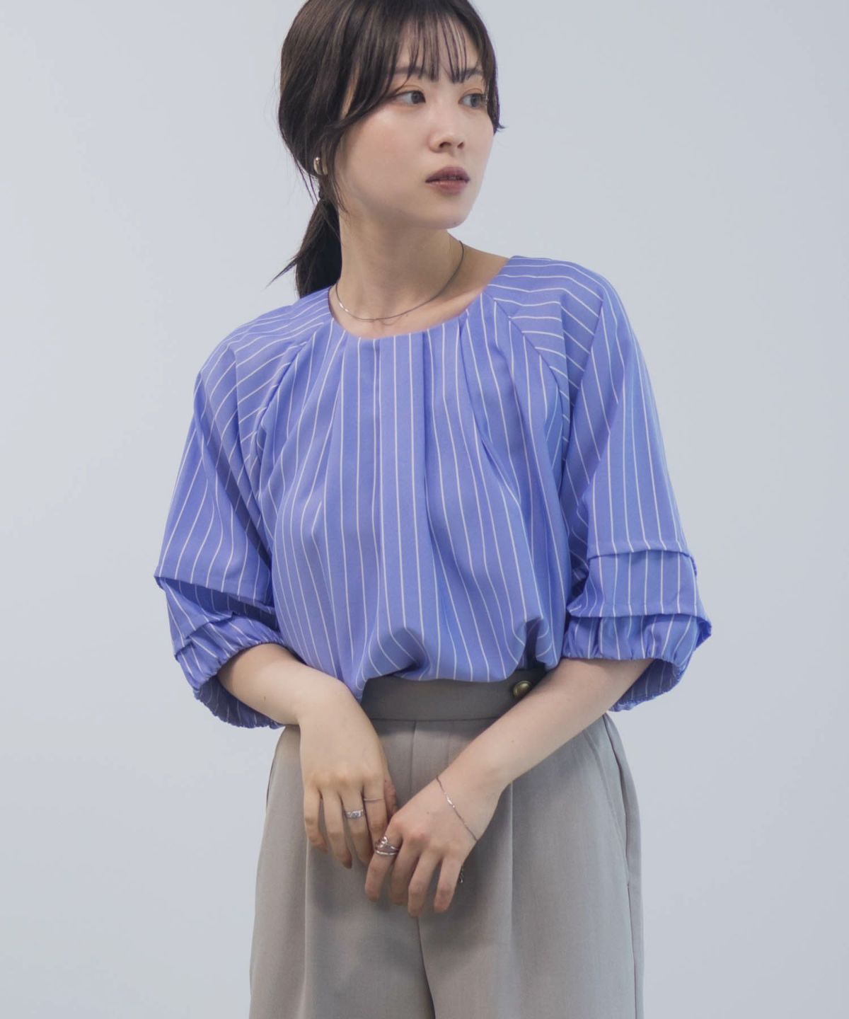 Idnes 袖タックストライプブラウス レディース