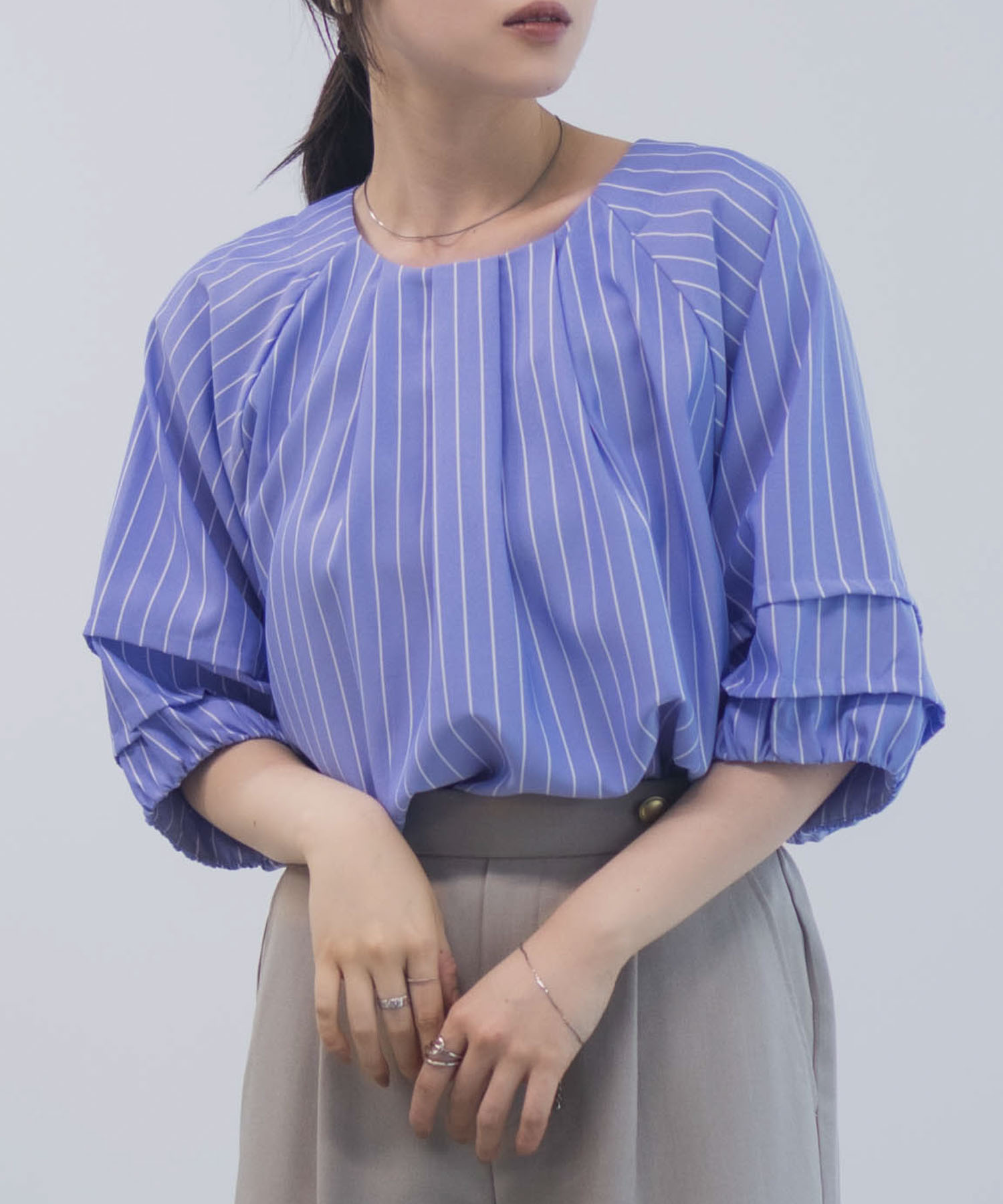 Idnes 袖タックストライプブラウス レディース