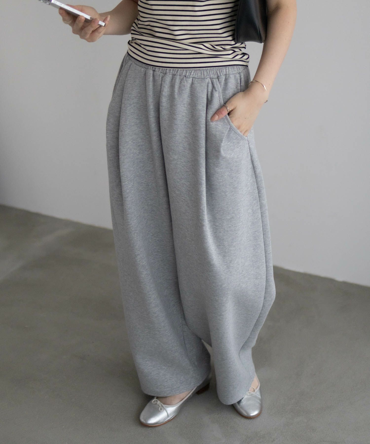 milli de l'air ポンチ素材 リラックスカーブパンツ レディース商品サムネイル-1