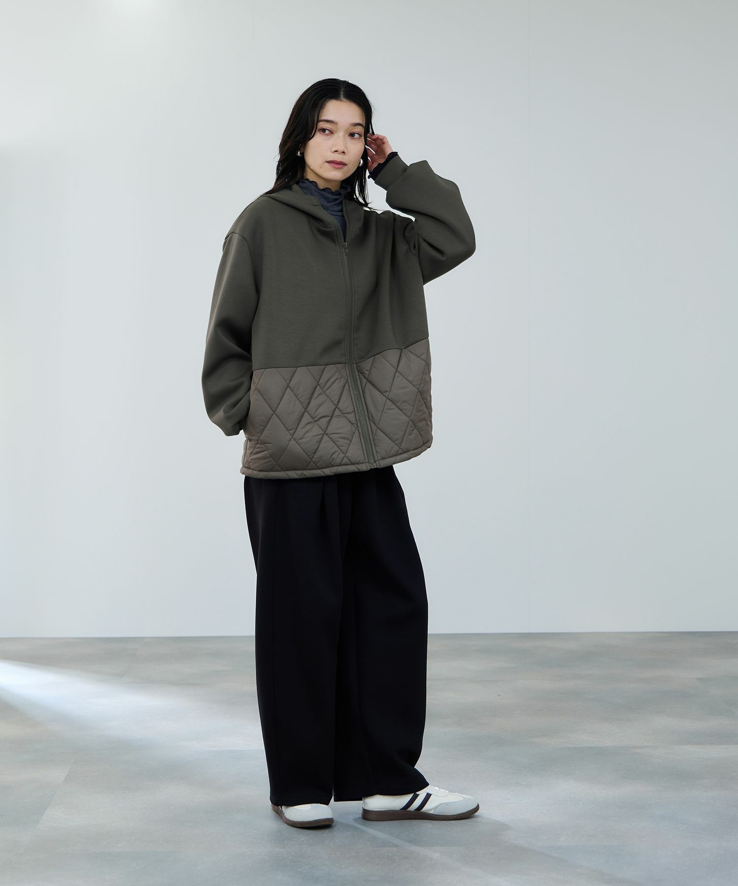 milli de l'air ポンチ素材 リラックスカーブパンツ レディース