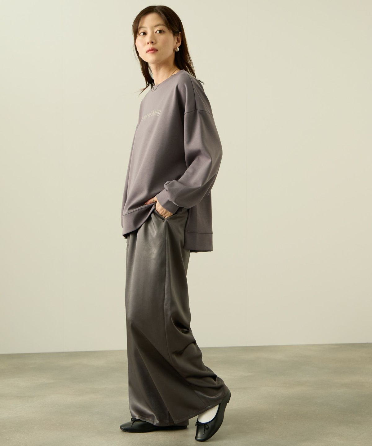 nAvy ポンチ素材 ロゴプリントプルオーバー レディース