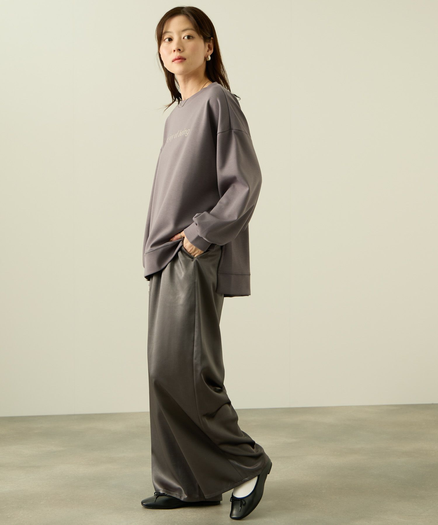 nAvy ポンチ素材 ロゴプリントプルオーバー レディース