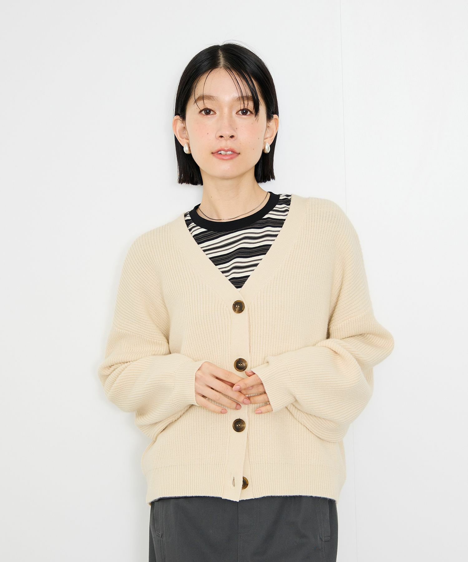 [さらに50%OFF]Idnes  Vネック畦ボリュームスリーブカーディガン レディース商品サムネイル-1