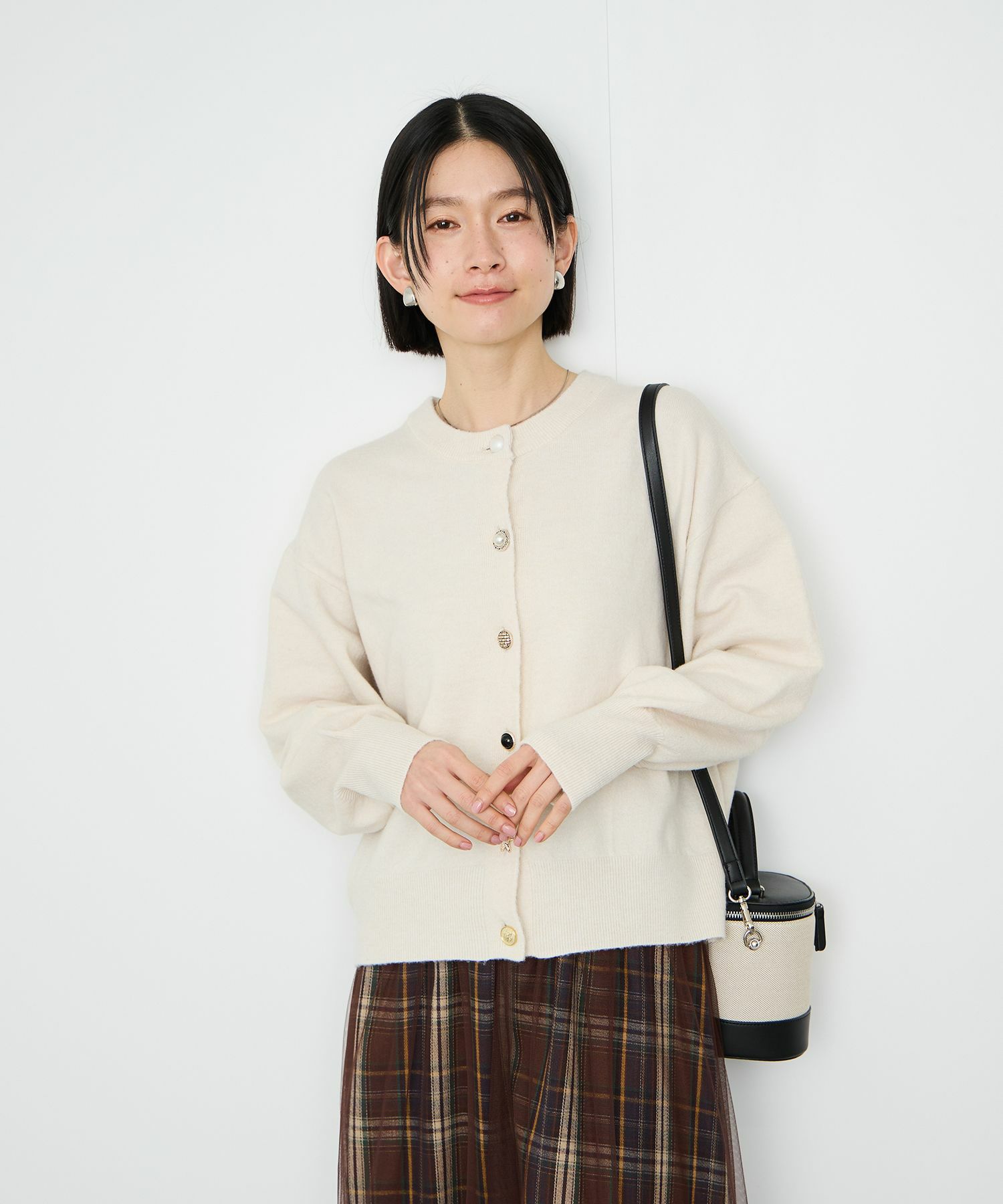 Idnes アソートビジューボタン ヤクライククルーネックカーディガン レディース