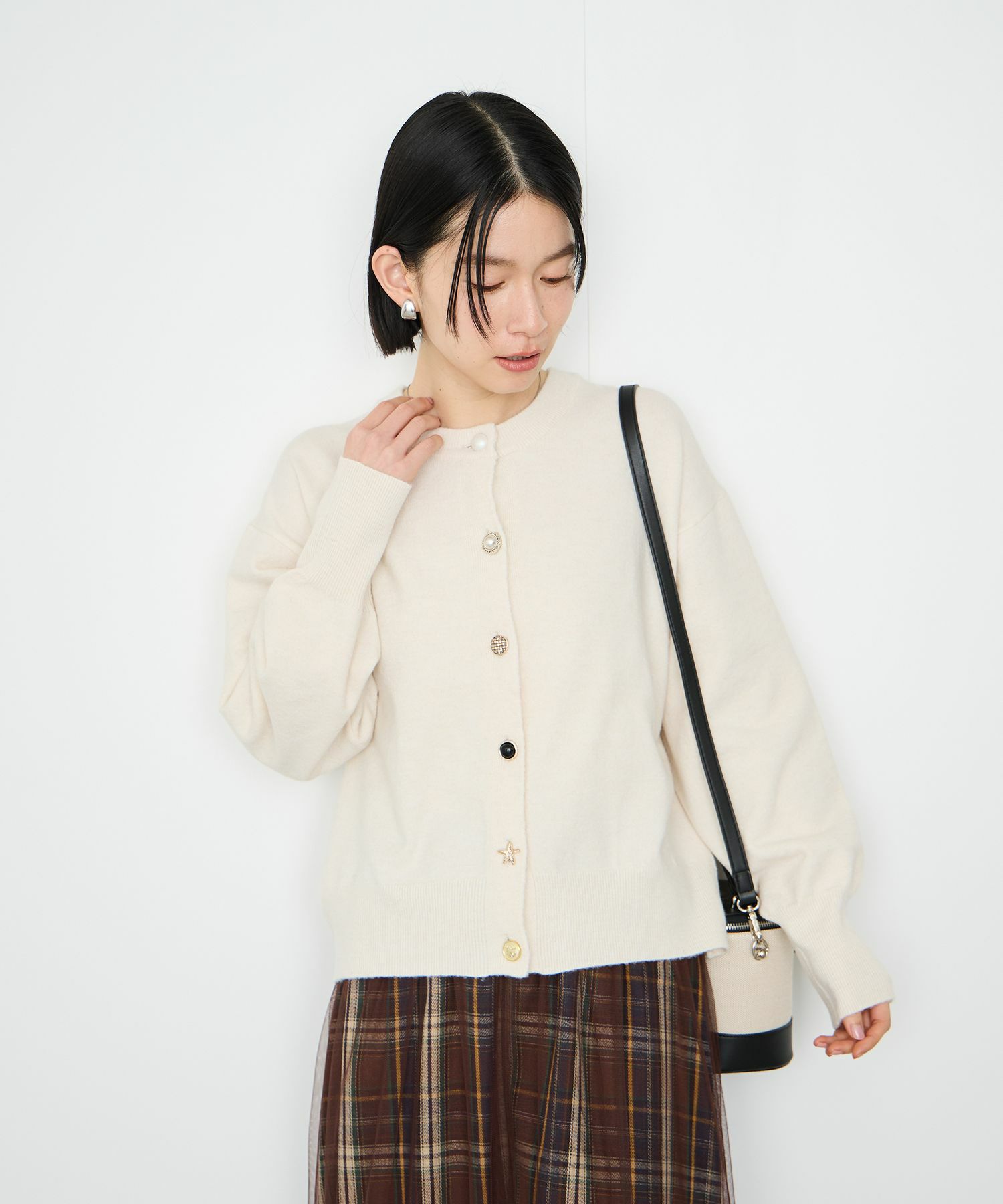 Idnes アソートビジューボタン ヤクライククルーネックカーディガン レディース商品画像-7