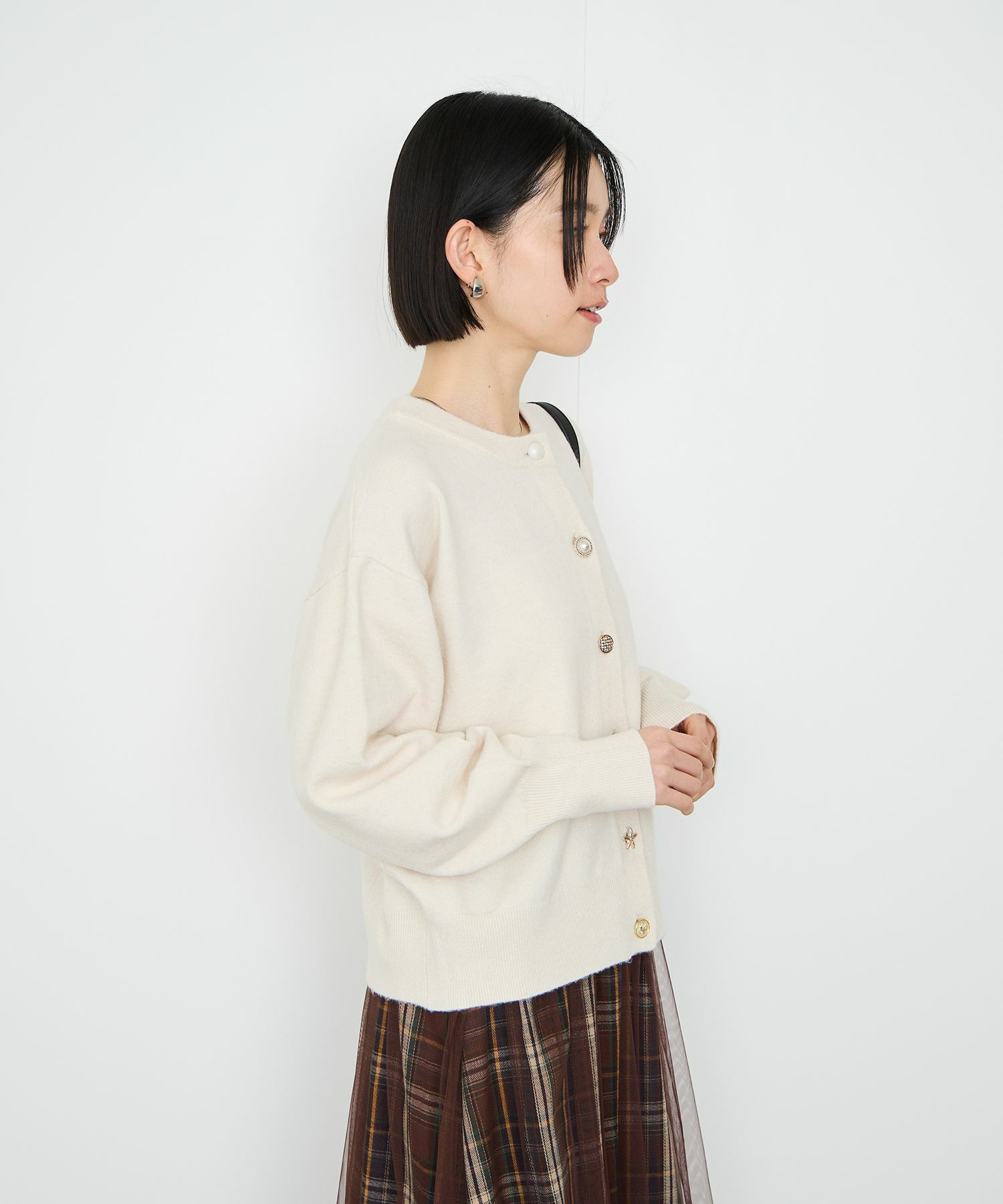 Idnes アソートビジューボタン ヤクライククルーネックカーディガン レディース