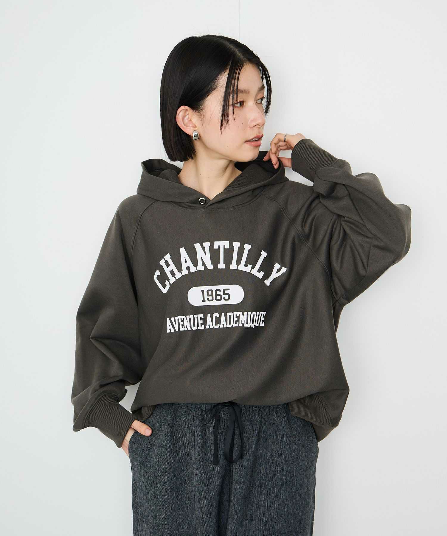 Idnes CHANTILLY カレッジロゴオーバーサイズスウェットパーカー レディース