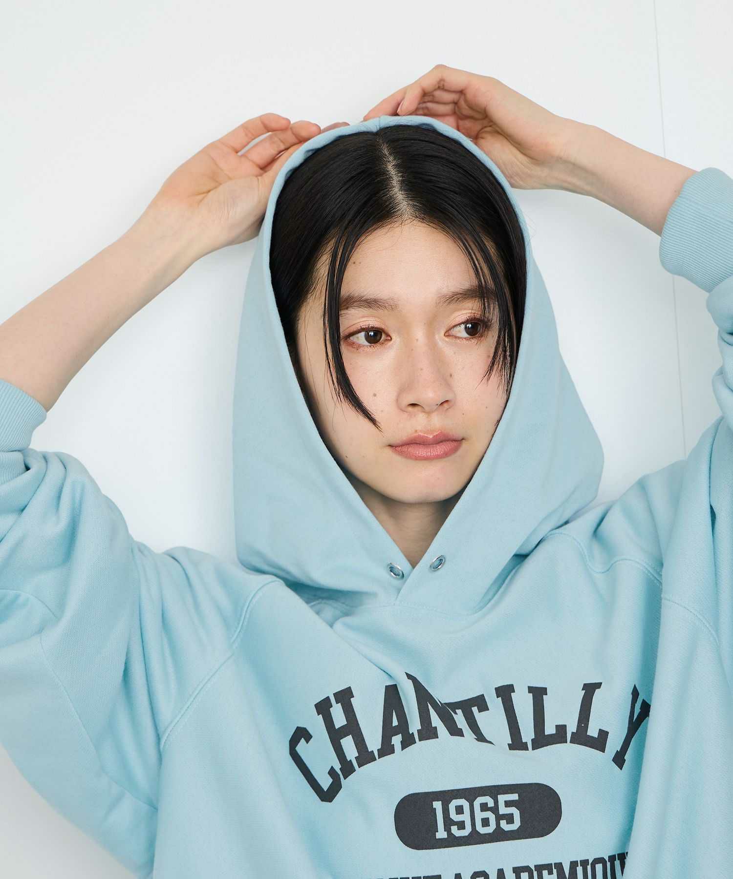 Idnes CHANTILLY カレッジロゴオーバーサイズスウェットパーカー レディース